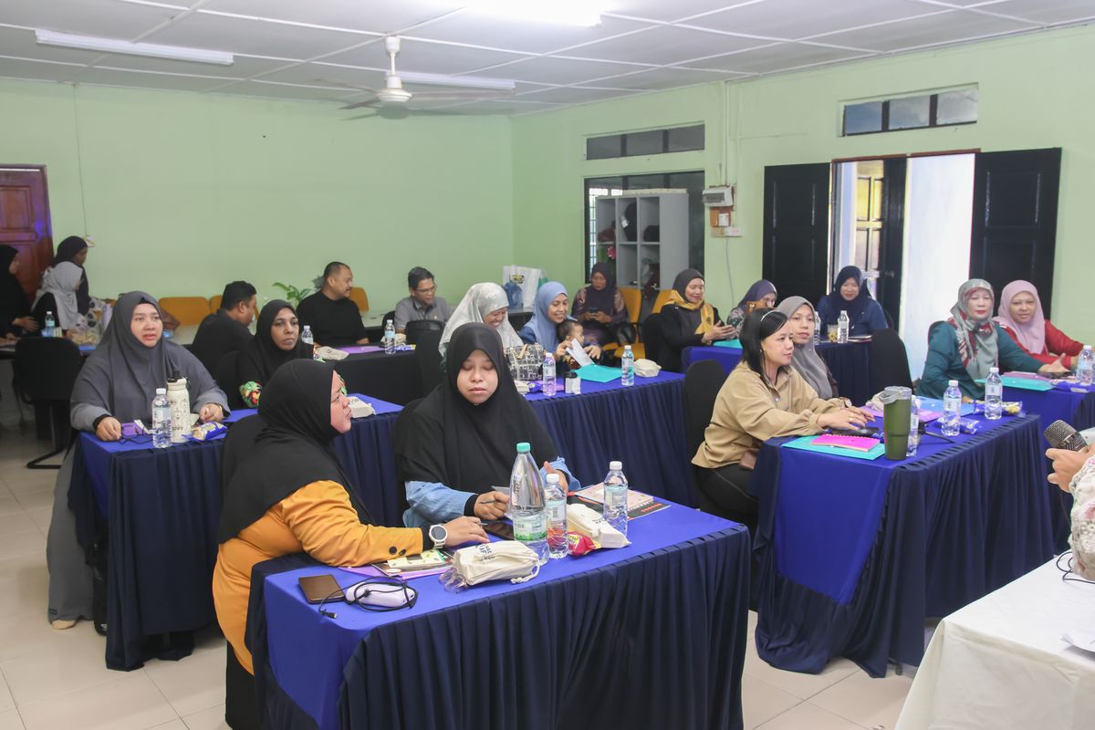 Suasana kelas latihan Bizcount dengan peserta mendengar penerangan