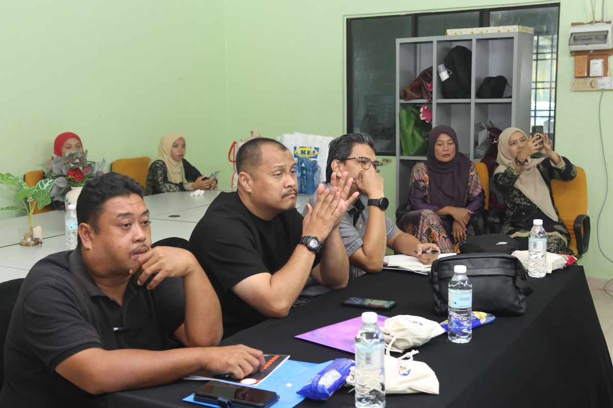 Peserta lelaki dan wanita memberi tumpuan dalam kelas Bizcount
