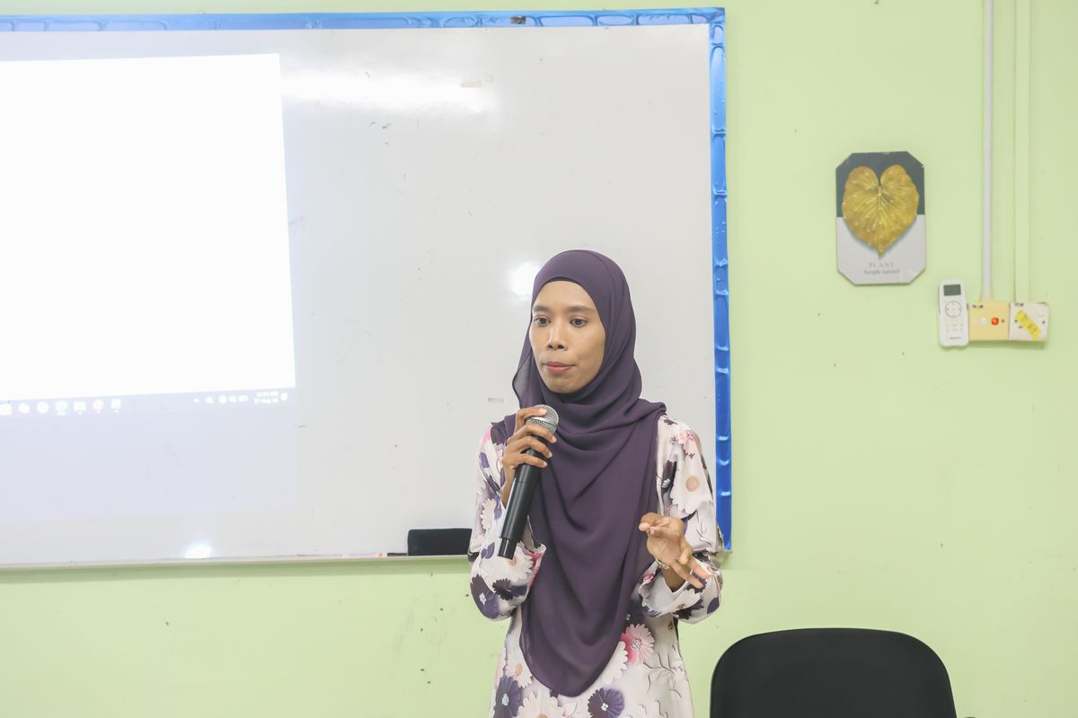 Penceramah memberi penerangan tentang aplikasi Bizcount