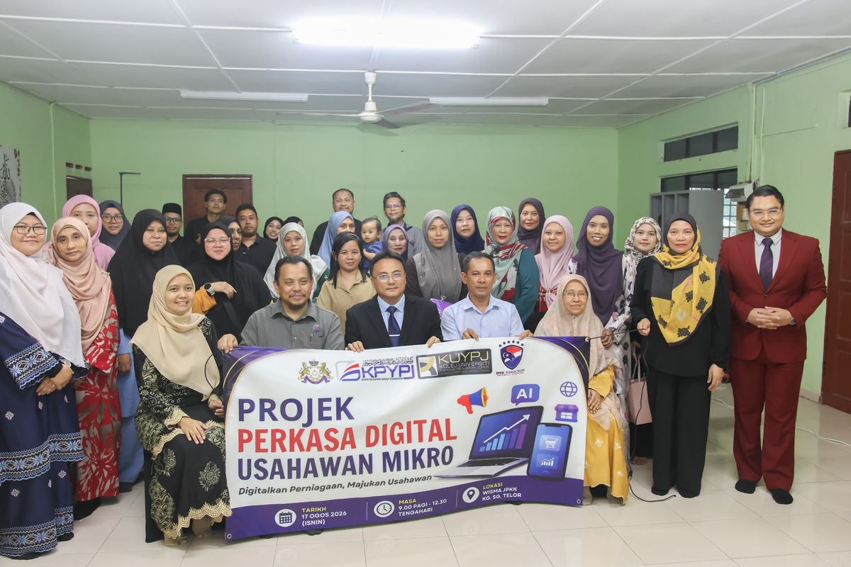 Kumpulan peserta Program Perkasa Digital Usahawan Mikro bersama penceramah dan fasilitator KUYPJ